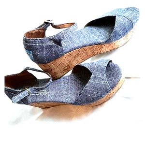 TOMS wedges denim and Cork 6.5W